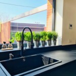 kuchynský drez v čiernej doske kuchynská doska čierna drez a batéria